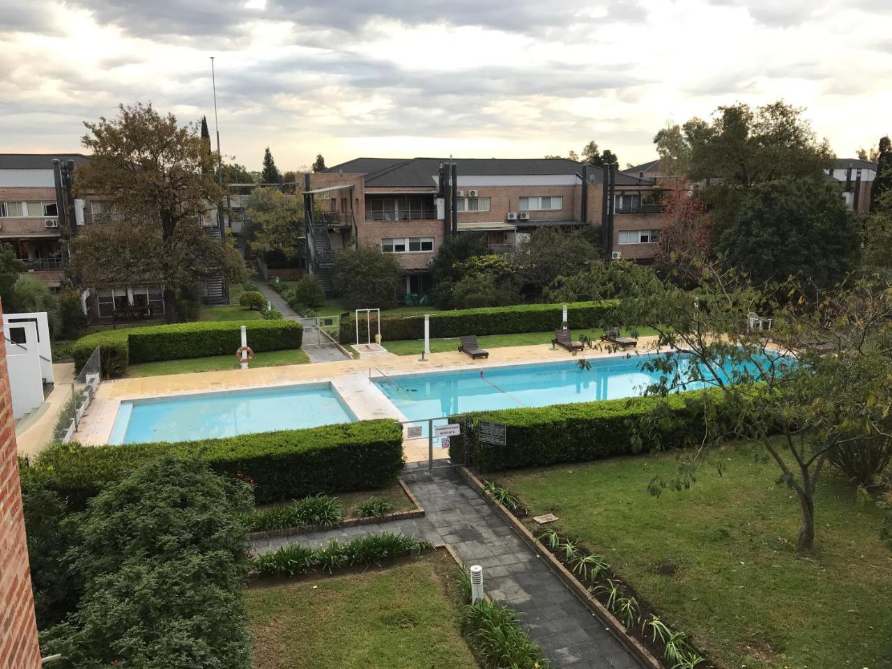 Hermoso En Country Hosp Univ Austral Apartamento *